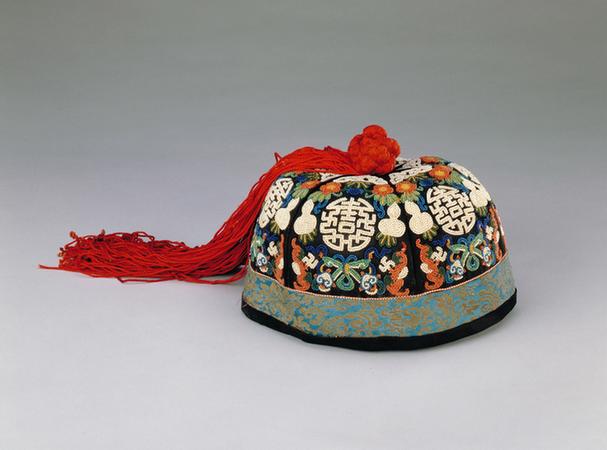 青色缎钉绣珊瑚米珠子孙福寿纹帽头