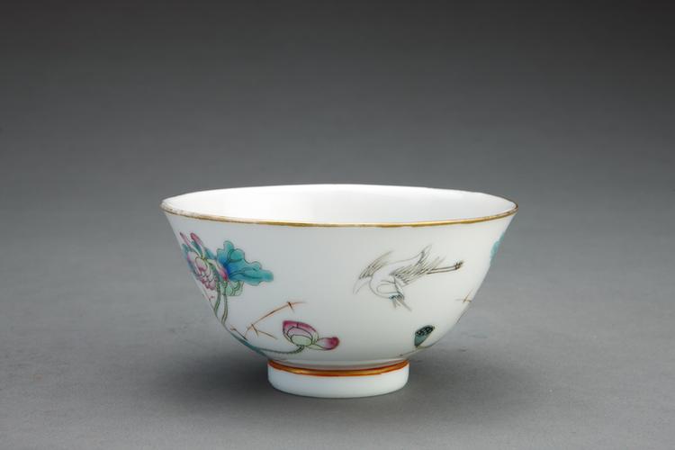 粉彩荷花鹭鸶纹碗