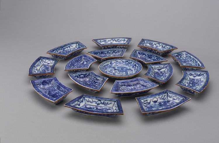 青花云龙纹攒盘