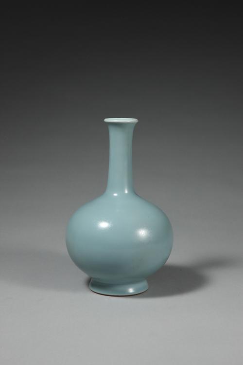 雍正款天蓝釉贯耳折方瓶