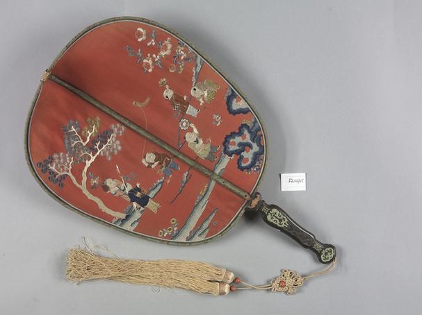 红色绸绣婴戏图面紫檀木嵌染象牙银丝柄团扇