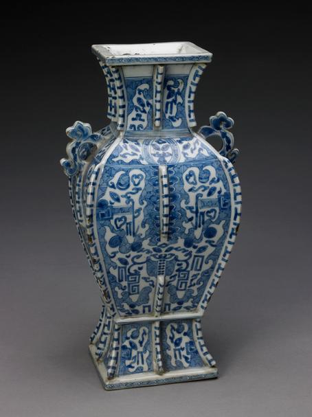 青花饕餮纹双耳出戟方尊