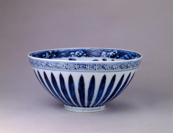 青花缠枝莲枇杷纹菊瓣碗