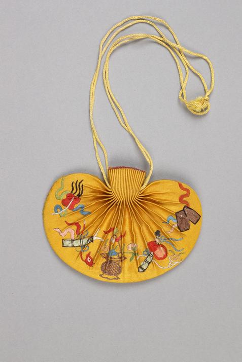 黄色缎绣暗八仙纹椭圆荷包
