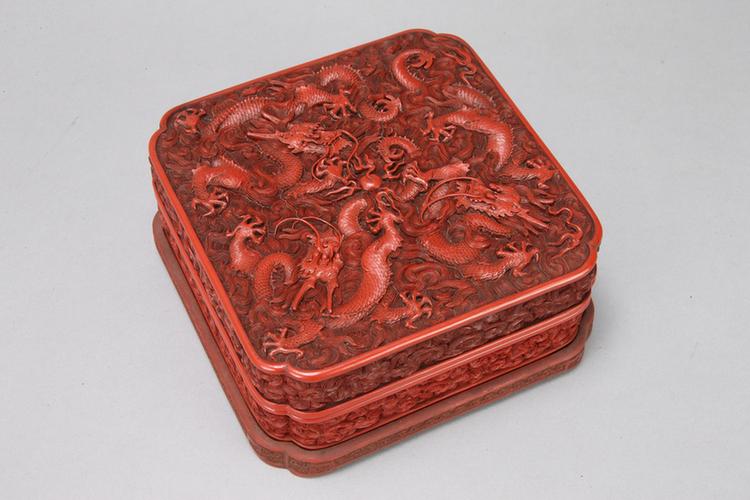 乾隆款剔红云龙纹方形委角盒