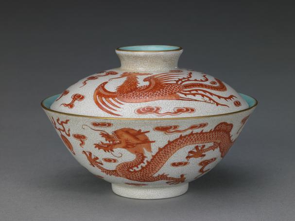 乾隆款白粉地轧道矾红彩龙凤纹盖碗