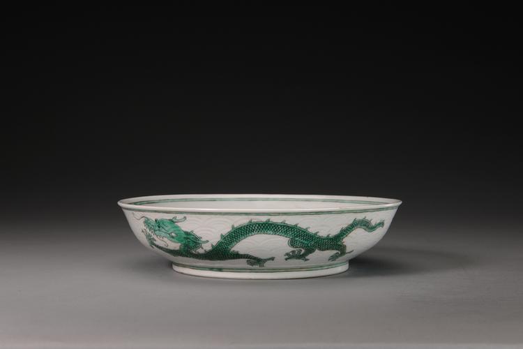 同治款白地绿彩云龙纹暗刻海水纹盘