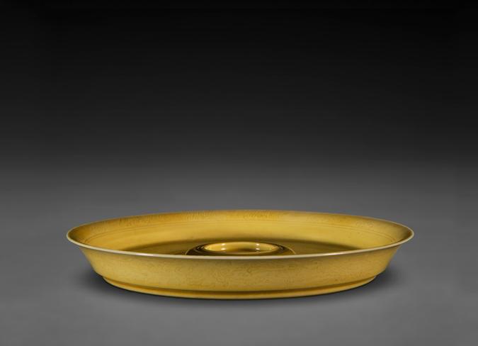 康熙款黄釉暗划云龙纹盏托