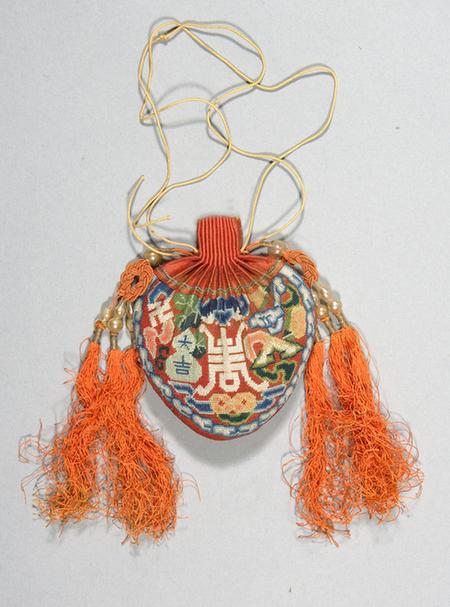 红色缎口满纳福寿双钱纹鸡心式荷包