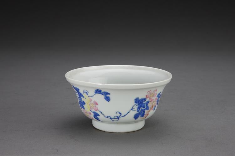 雍正粉彩花果纹小碗