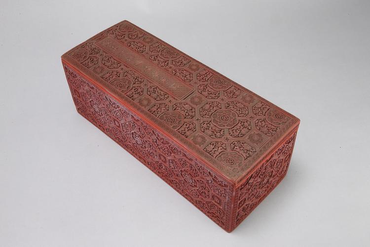 剔红缠枝莲锦纹长方匣