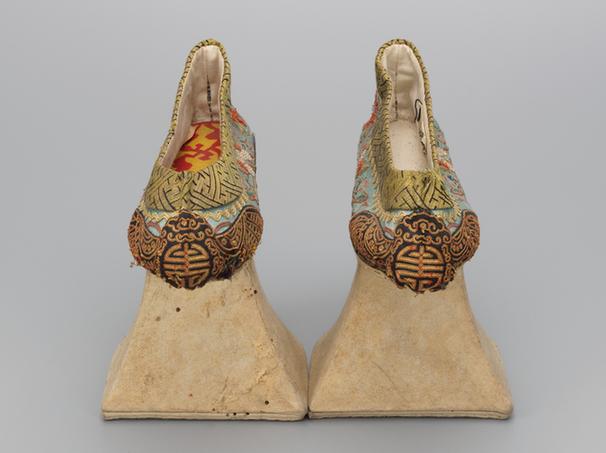 月白色缎盘绦穿珠花盆底女夹鞋