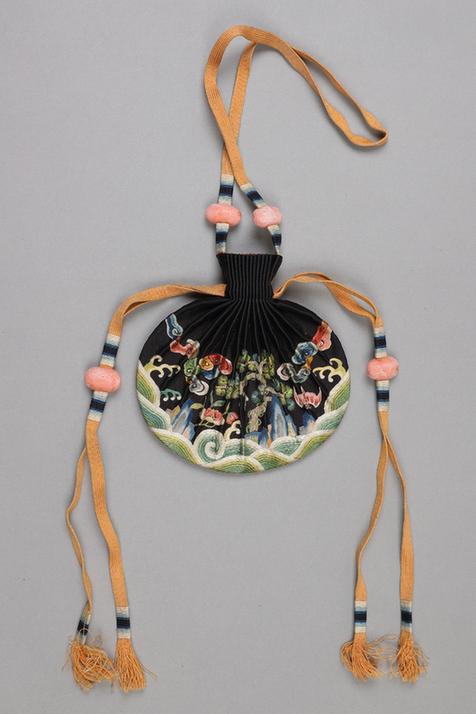 红青色缎绣云蝠松树纹椭圆荷包