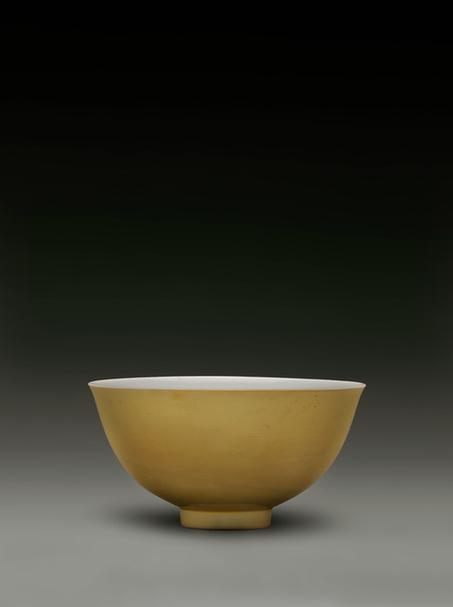 康熙款里白釉暗刻团寿字外黄釉碗