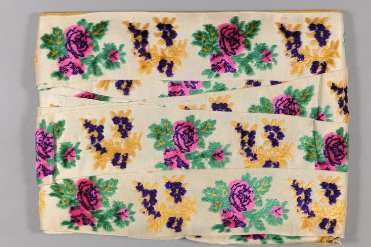 雪白色缎地绒花牡丹桂花纹绦