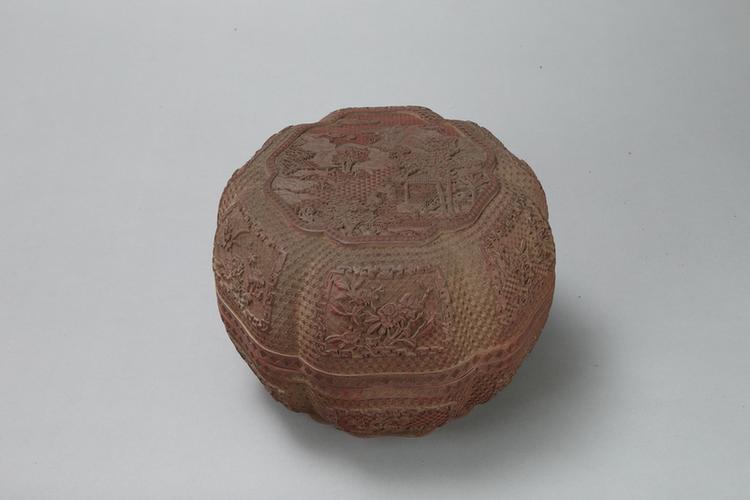 剔红山水人物图开光花卉纹六棱盒