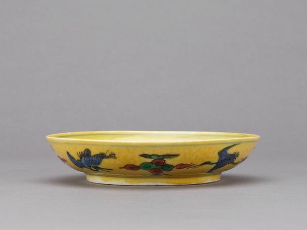 万历款五彩里龙外云鹤纹盘