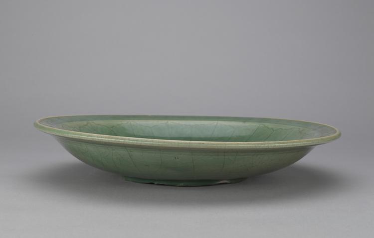 龙泉窑青釉刻荷花纹折沿盘