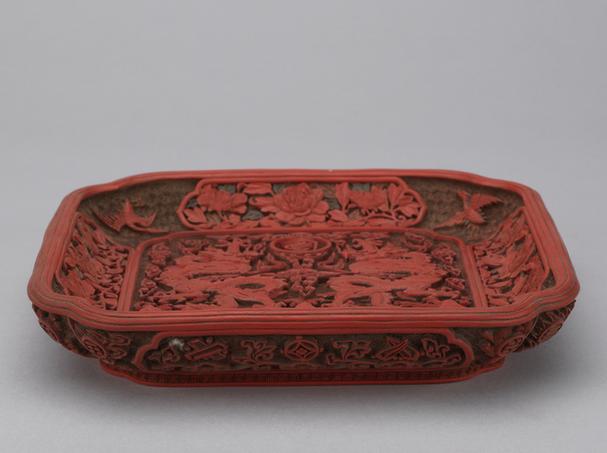 乾隆款剔红双龙捧寿纹四方委角盘