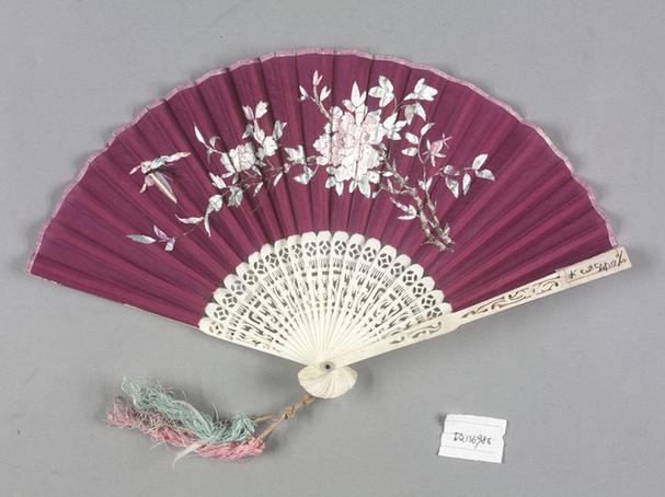 骨股纱绣花蝶图面折扇