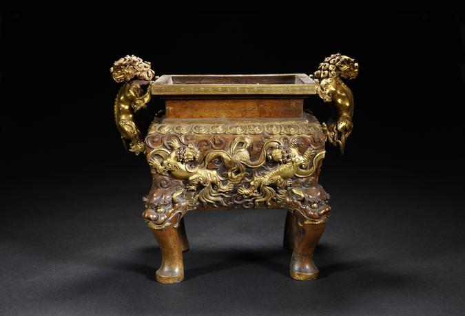 宣德款铜狮戏球纹狮耳兽足长方盖炉