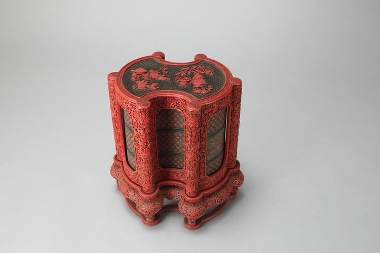剔红博古缠枝莲纹银锭式套盒