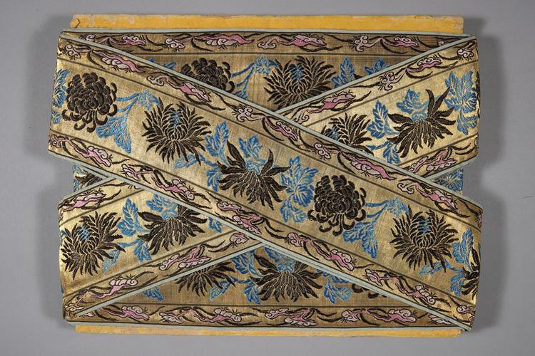 金地水墨菊花纹绦