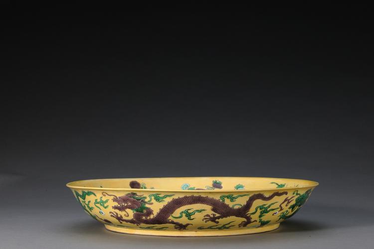 康熙款黄地紫绿龙花卉纹盘