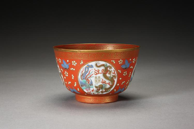 长春同庆款红地粉彩描金“喜”字开光龙凤纹碗