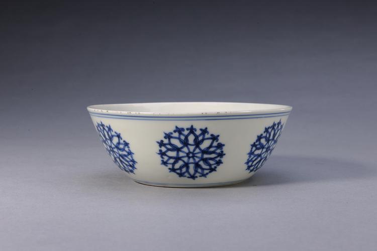 成化款青花团花纹碗