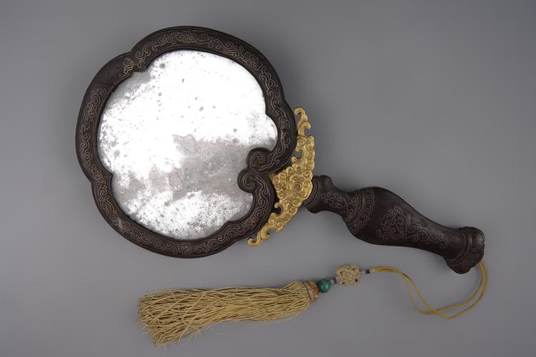 硬木边海棠式嵌银丝花卉背木柄把镜