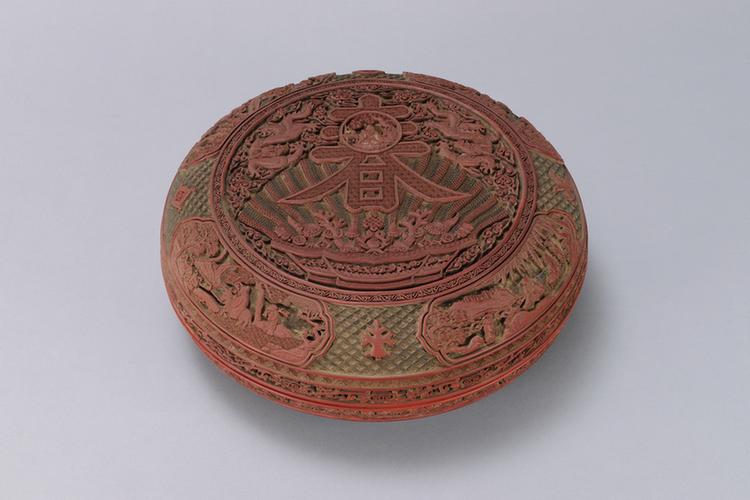 乾隆款剔红寿春图开光山水人物图圆盒