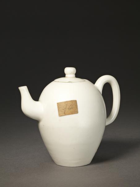德化窑白釉鸭蛋形茶壶