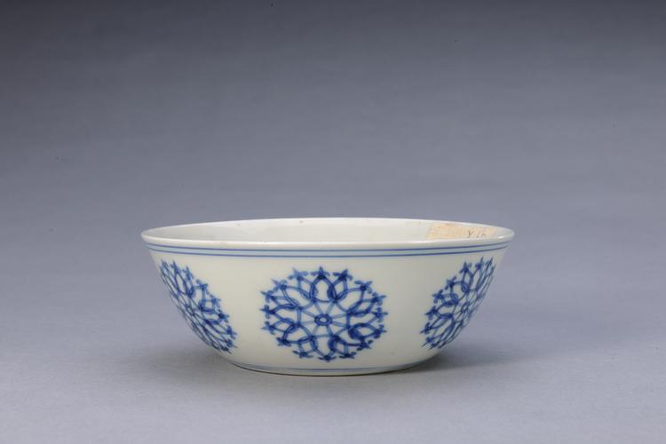 成化款青花团花纹卧足碗