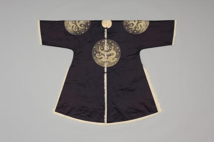 石青色缎平金绣四团勾莲金龙纹白狐皮衮服
