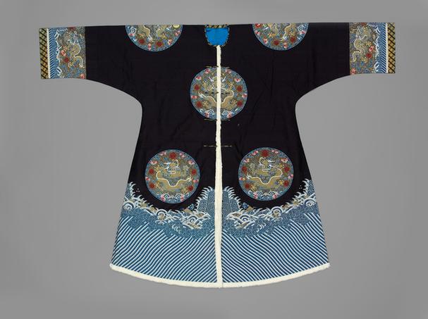 石青色缂丝八团万字云蝠金龙纹银鼠皮边女龙褂