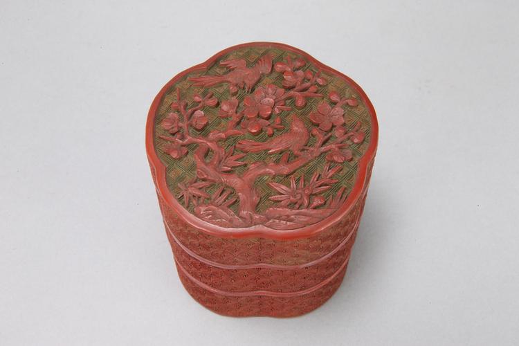 剔彩梅花双鹊纹梅花式二层套盒