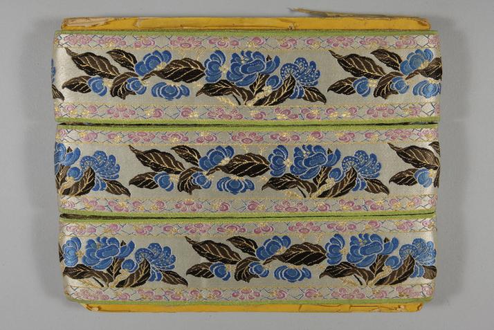 湖色缎地织金三蓝时花冰梅纹绦