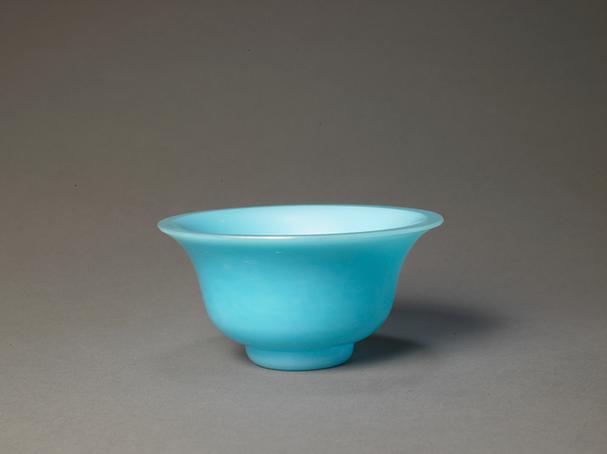 光绪款天蓝色玻璃光素撇口碗