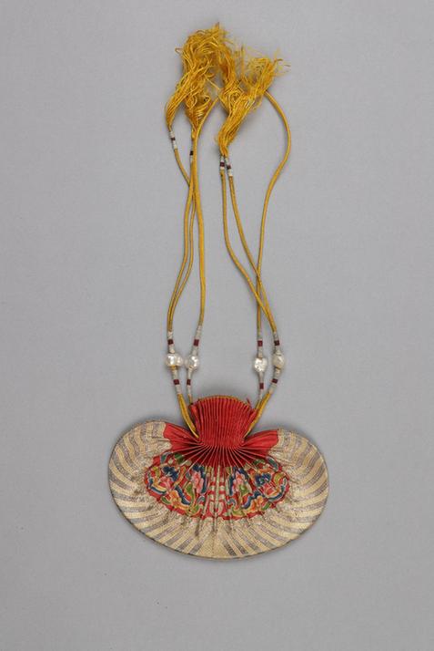 红色缎平金锁绣灵芝长寿字纹腰圆荷包