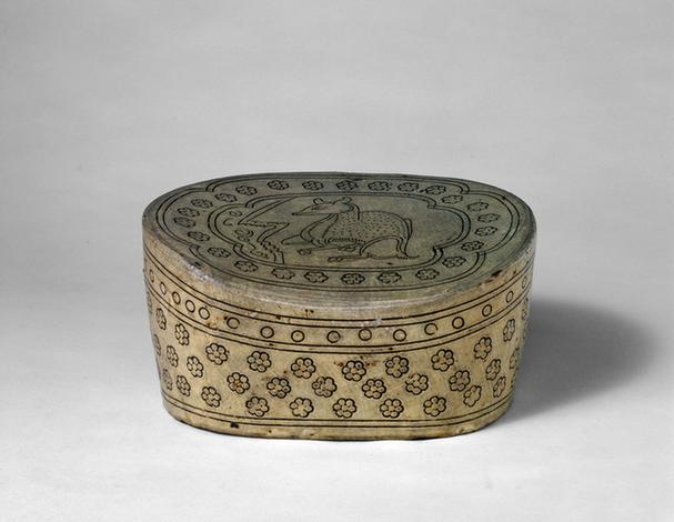 白釉刻梅花鹿纹枕