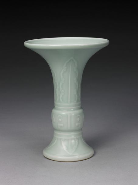 雍正款粉青釉凸花蕉叶纹觚