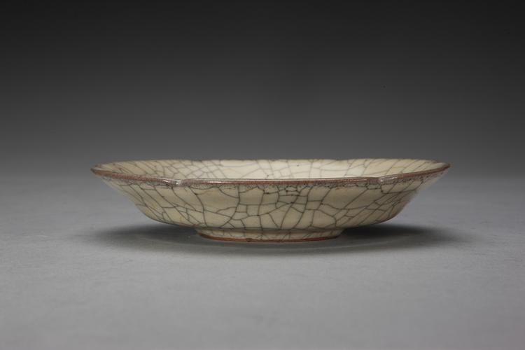 哥窑米黄釉葵瓣口盘