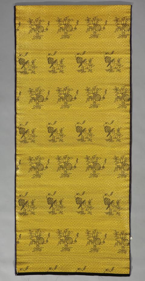 青色斜万字三多花篮纹织金缎