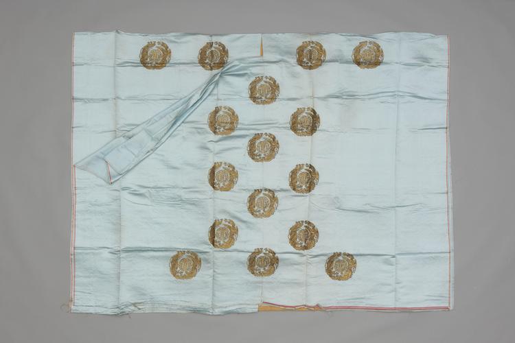 湖色缎平金绣双凤捧寿纹袍料