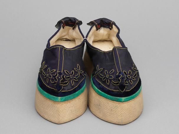 石青色缎钉绒云纹头尖底鞋