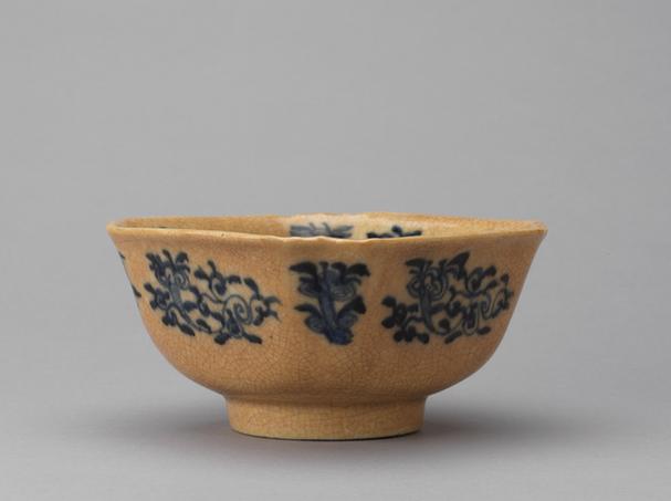 哥釉青花蟠螭纹四方委角碗