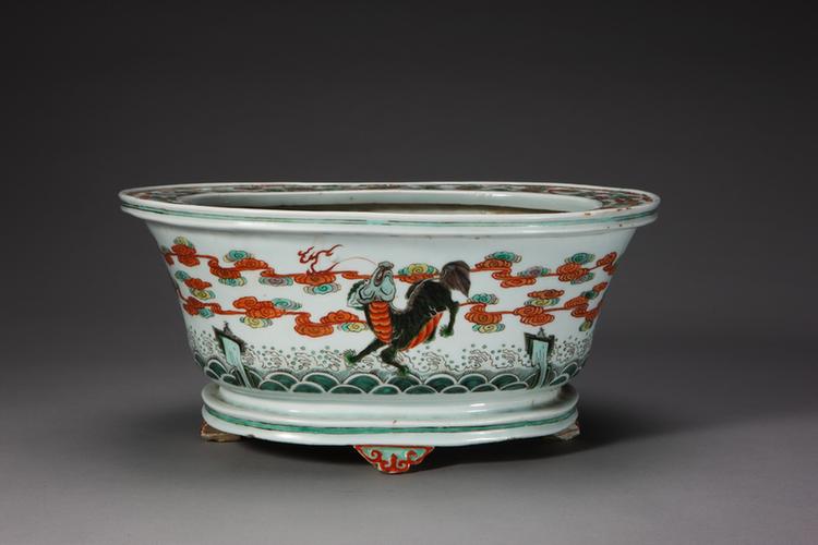 康熙款五彩异兽图椭圆花盆