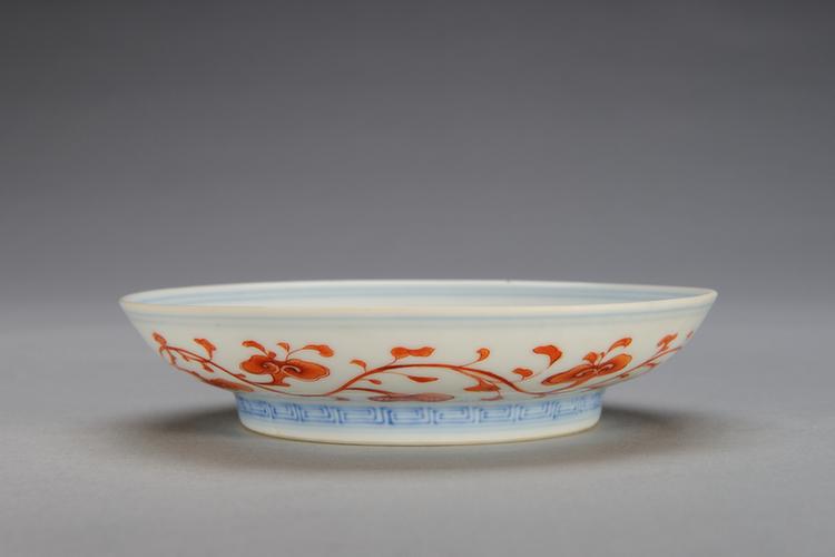 矾红彩缠枝灵芝纹碟