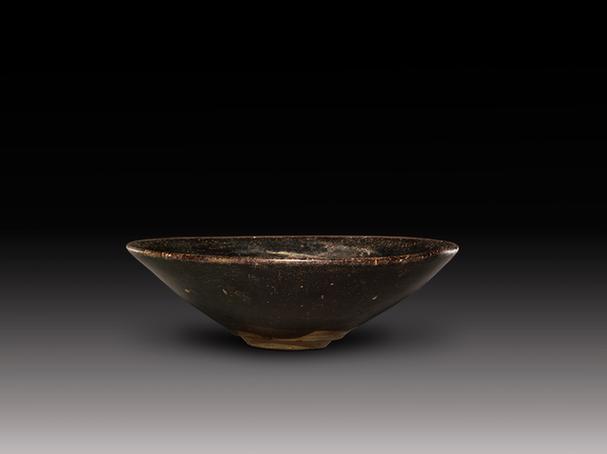 吉州窑黑釉剪纸贴花梅花纹碗